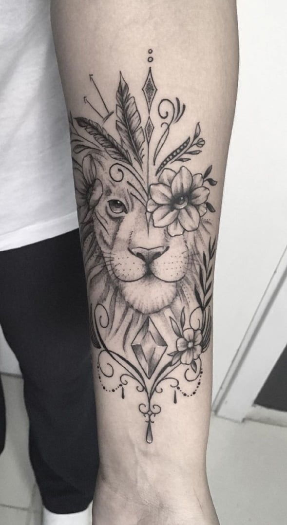 tatuaje masculino leon 175