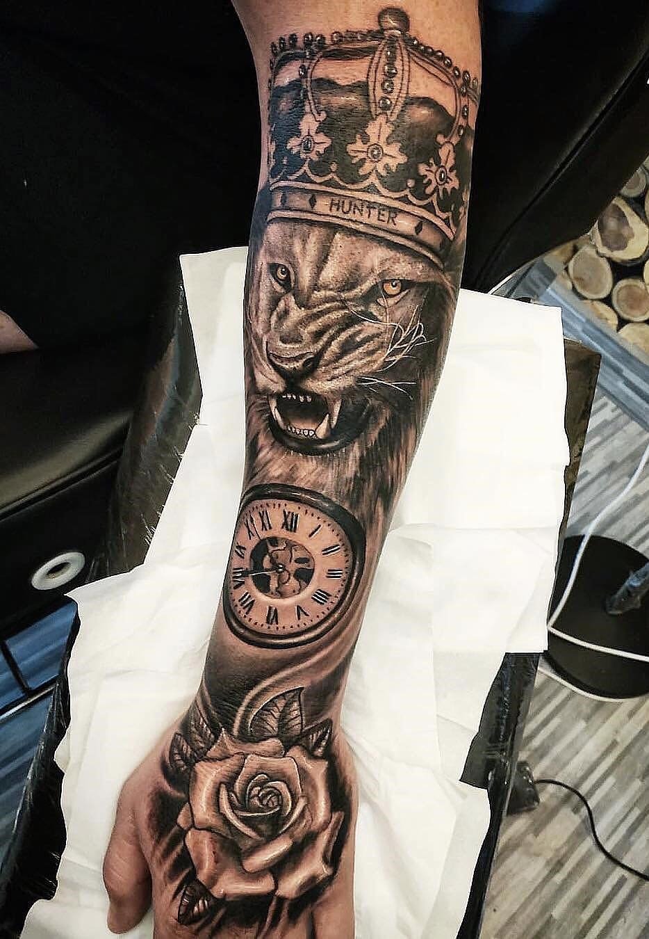 tatuaje masculino leon 47