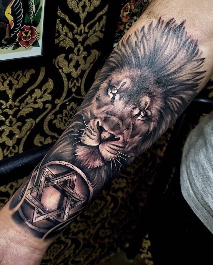 tatuaje masculino leon 49