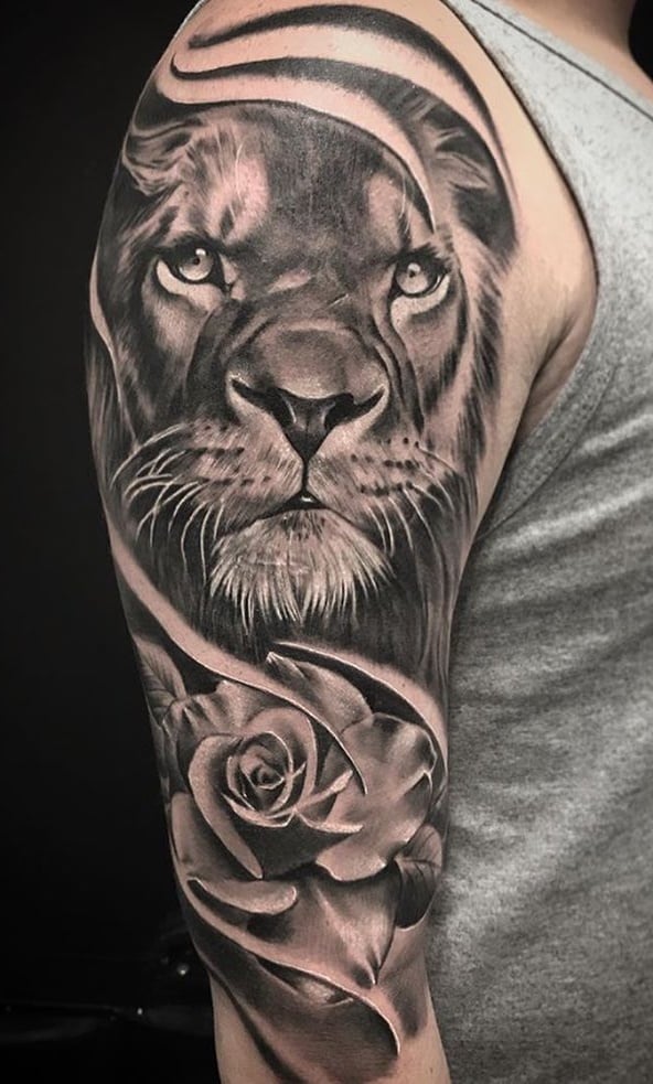 tatuaje masculino leon 52
