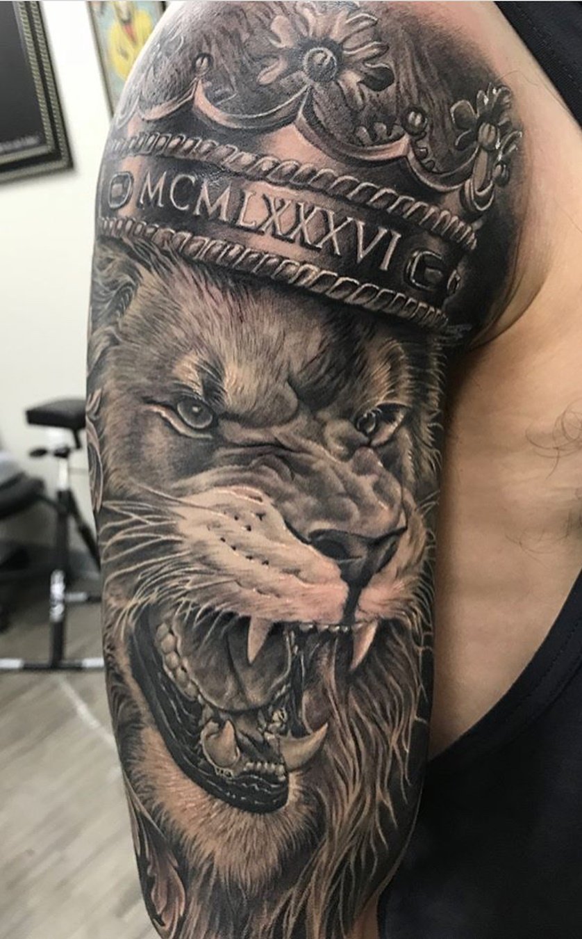 tatuaje masculino leon 57