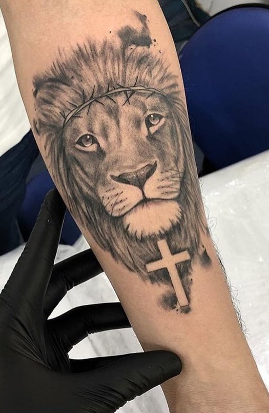 tatuaje masculino leon 77