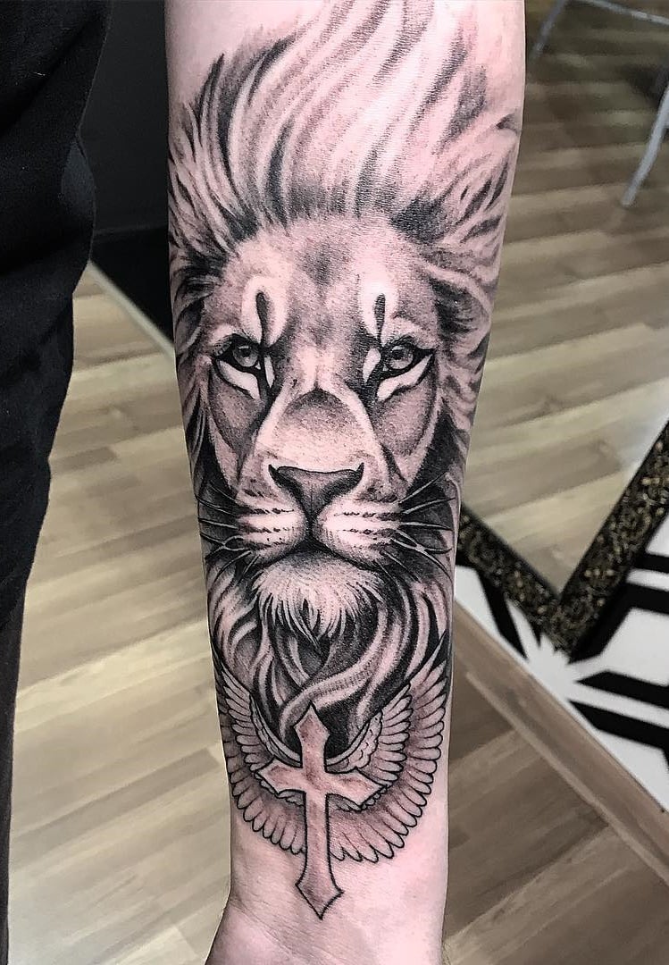 tatuaje masculino leon 78