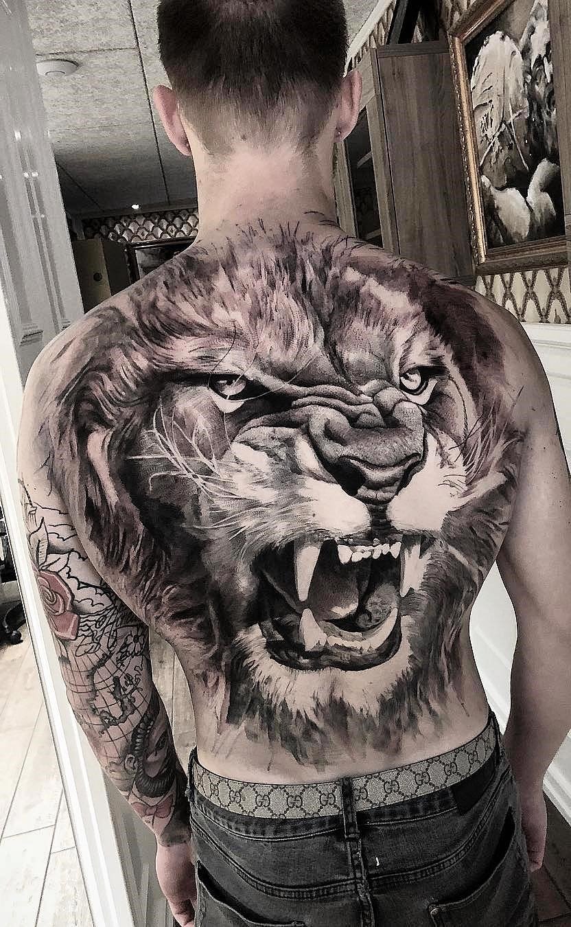 tatuaje masculino leon 79