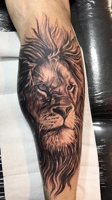 tatuaje masculino leon 89