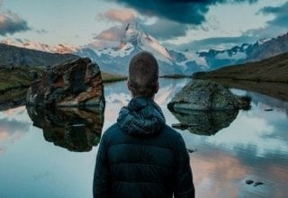 Un hombre mirando a la naturaleza y las montañas