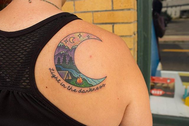 Que symbolise une lune sur un tatouage ?