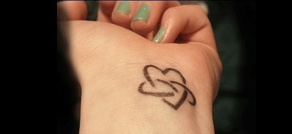 tatuajes de corazones en la muñeca