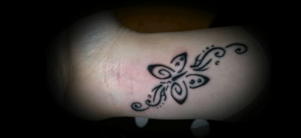 tatuajes de mariposas, tatuajes en la muñeca