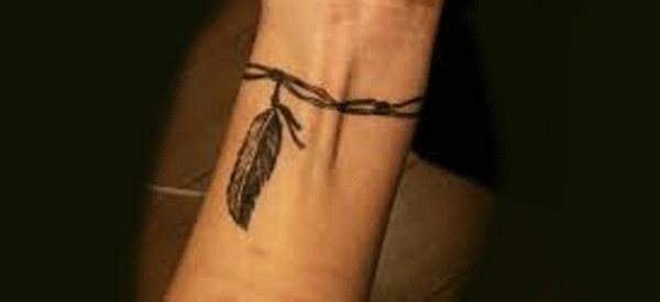 tatuajes de plumas en la muñeca