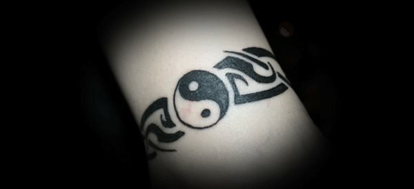 tatuaje tribal en la muñeca