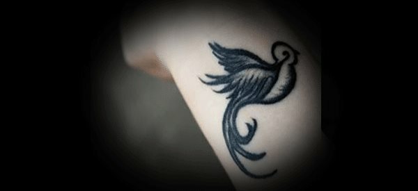 tatuaje de pajaro en la muñeca