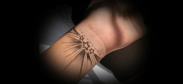 tatuajes de estrellas en la muñeca