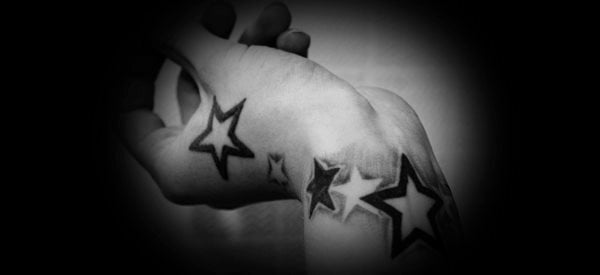 tatuajes de estrellas en la muñeca