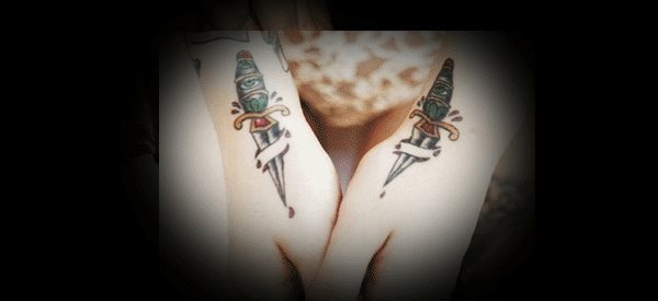 tatuajes de dagas para la muñeca