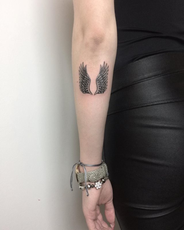 tattoo feminin ailes 21