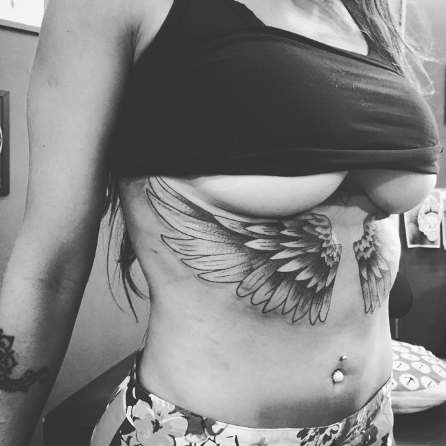 tattoo feminin ailes 22