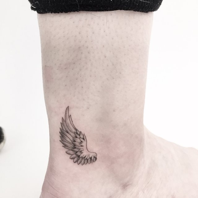 tattoo feminin ailes 39