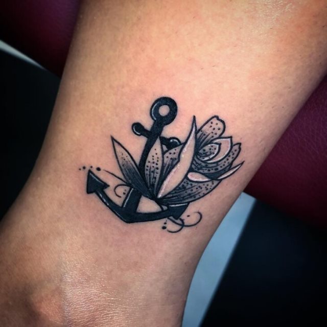 tattoo feminin ancre 06