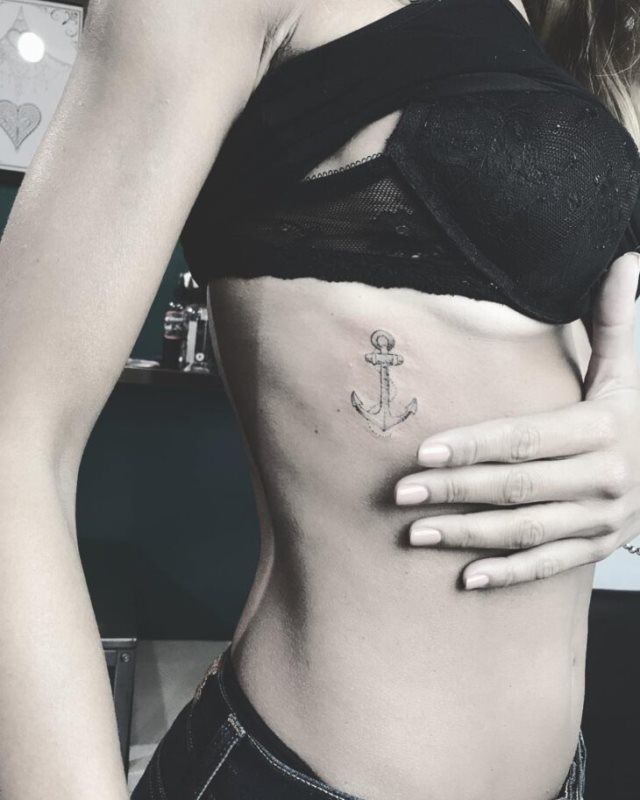 tattoo feminin ancre 20