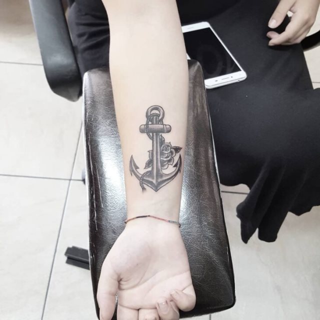 tattoo feminin ancre 47