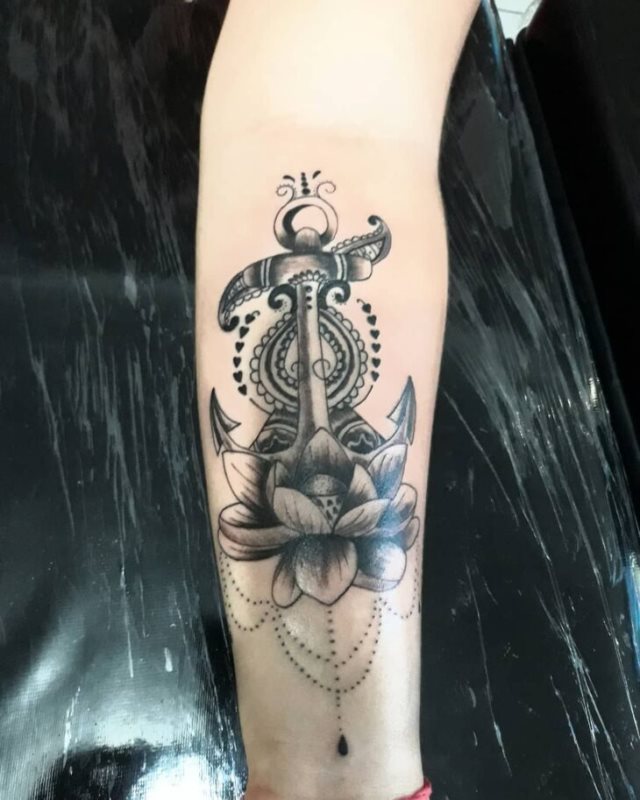 tattoo feminin ancre 63