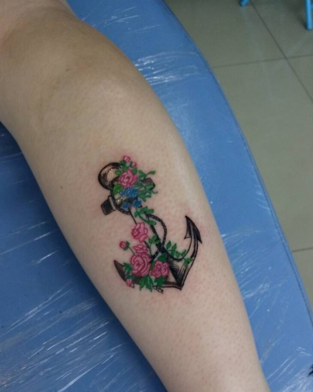 tattoo feminin ancre 70