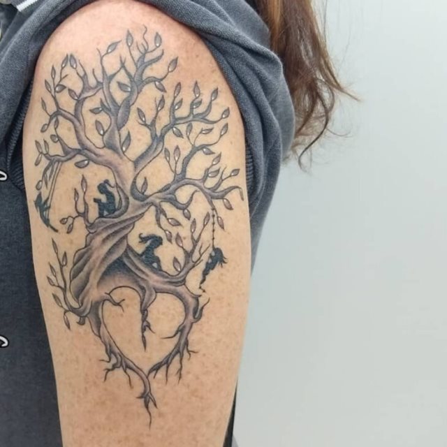 tattoo feminin arbre 36