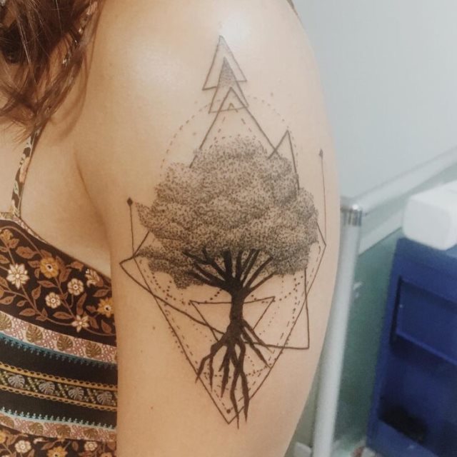 tattoo feminin arbre 49