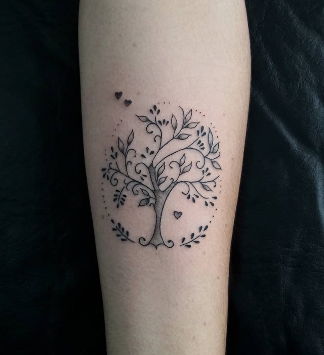 tattoo feminin avec arbre de vie 01