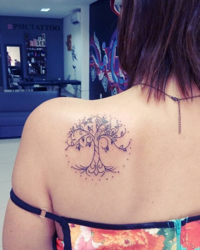 tattoo feminin avec arbre de vie 02