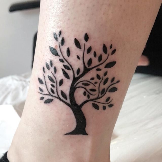 tattoo feminin avec arbre de vie 03