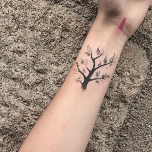 tattoo feminin avec arbre de vie 04