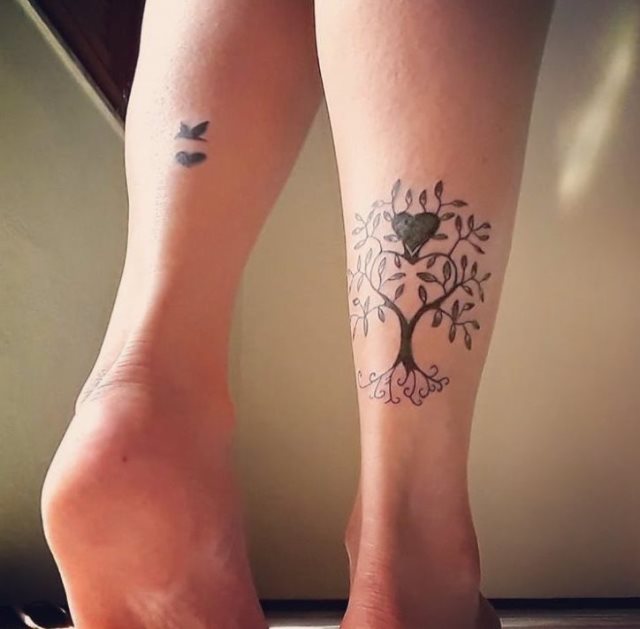 tattoo feminin avec arbre de vie 05