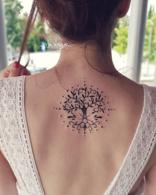 tattoo feminin avec arbre de vie 06
