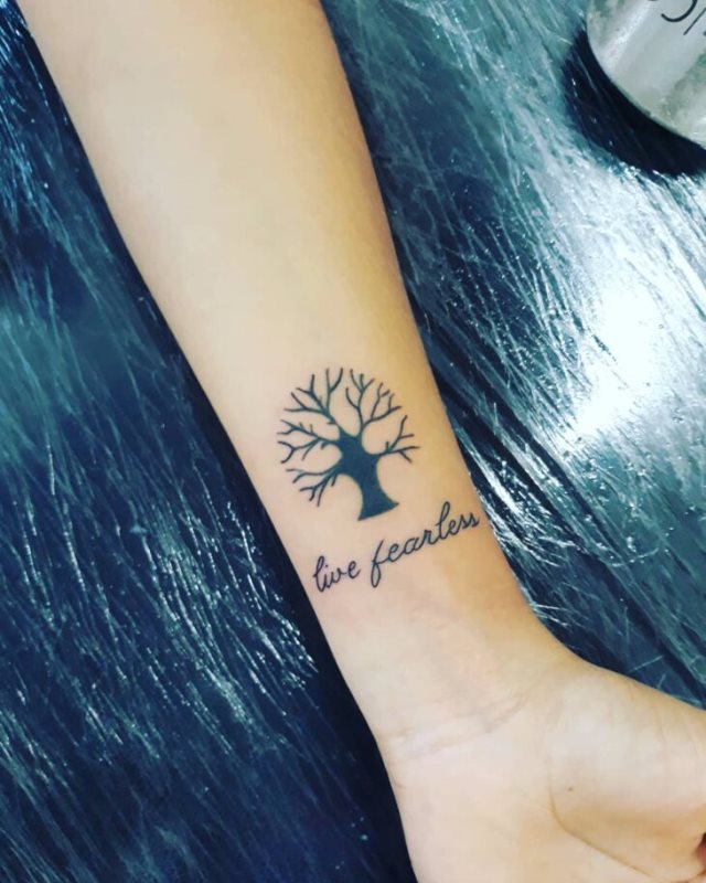 tattoo feminin avec arbre de vie 07