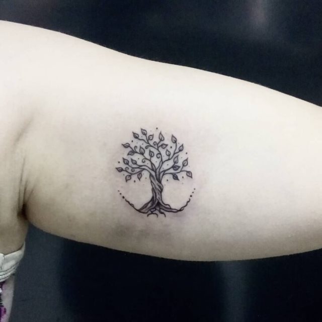 tattoo feminin avec arbre de vie 08