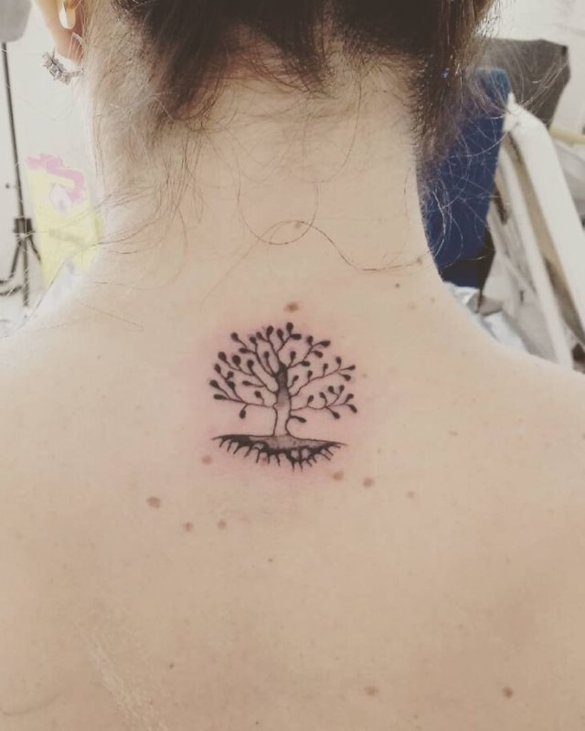 tattoo feminin avec arbre de vie 09