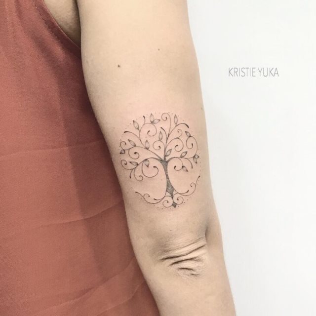 tattoo feminin avec arbre de vie 10