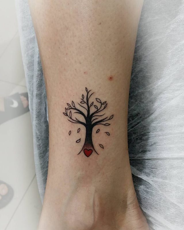 tattoo feminin avec arbre de vie 12