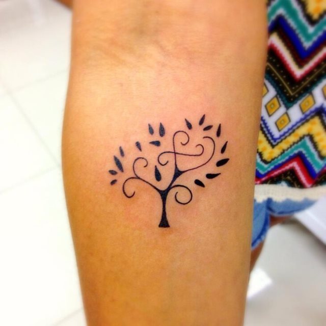 tattoo feminin avec arbre de vie 13