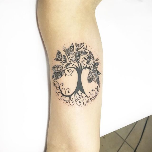 tattoo feminin avec arbre de vie 14