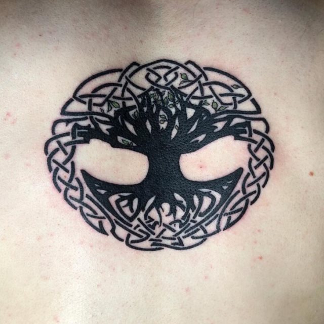 tattoo feminin avec arbre de vie 16