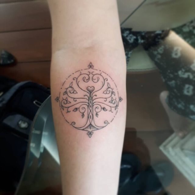 tattoo feminin avec arbre de vie 17
