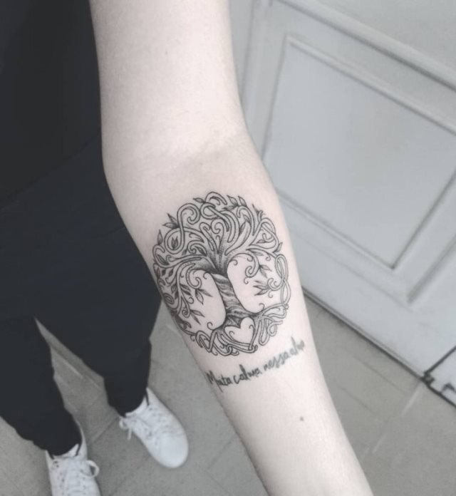tattoo feminin avec arbre de vie 19