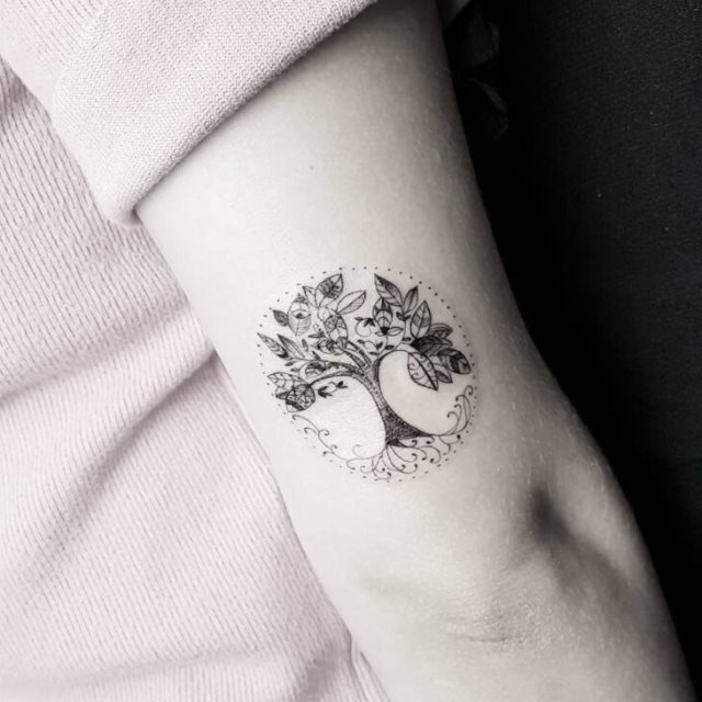 tattoo feminin avec arbre de vie 21