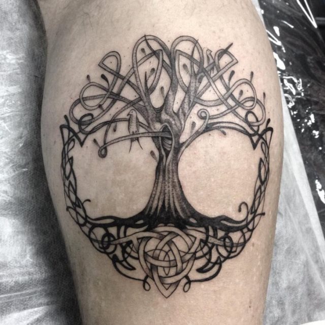 tattoo feminin avec arbre de vie 22