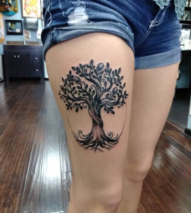 tattoo feminin avec arbre de vie 23