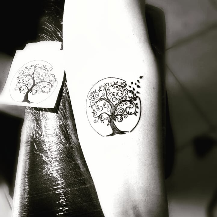 tattoo feminin avec arbre de vie 24
