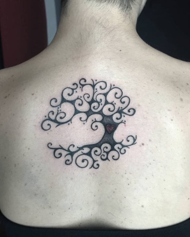 tattoo feminin avec arbre de vie 26